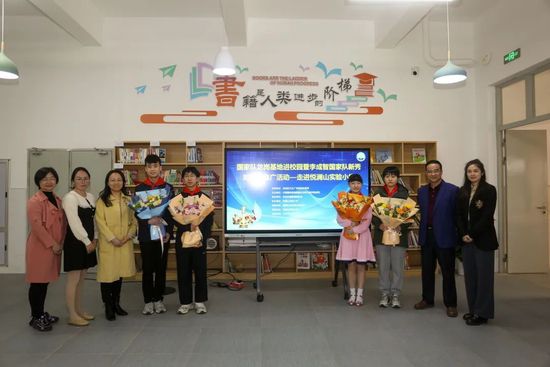 场边的穆里尼奥对此很不满，他大声抗议说：“太过分了，你继续这么踢。